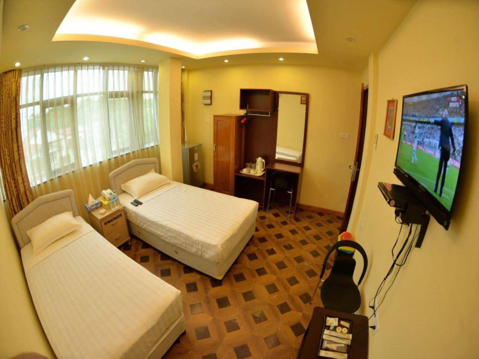New Golden Forward Hotel Yangon Exterior foto